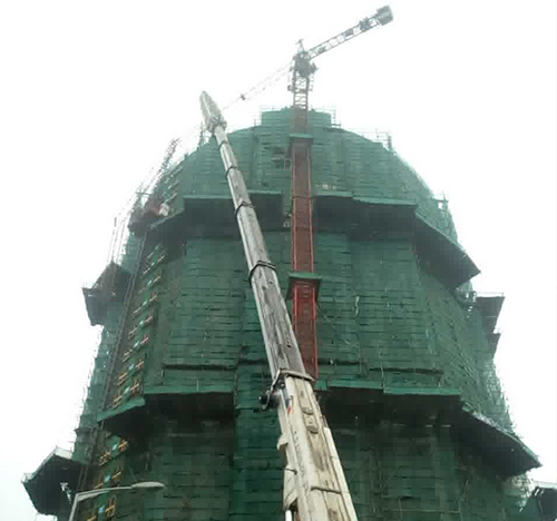 舞钢吊车在工地上作业